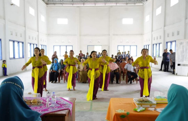 Peringati Hari Kesatuan Gerak Ke 51 TP PKK OKU Timur Tanam Pohon Di