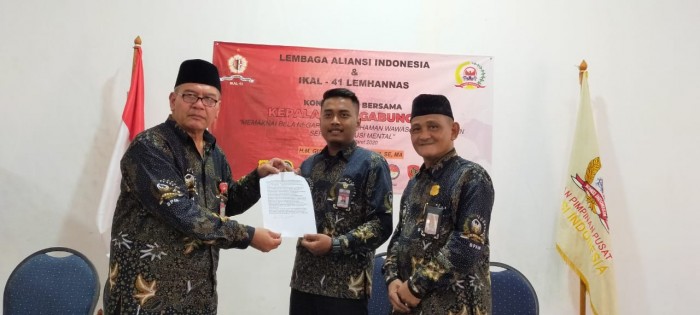 KASGAB LAI menyerahkan Press Release kepada Koordinator Media & IT, yang disaksikan Sekretaris Jenderal