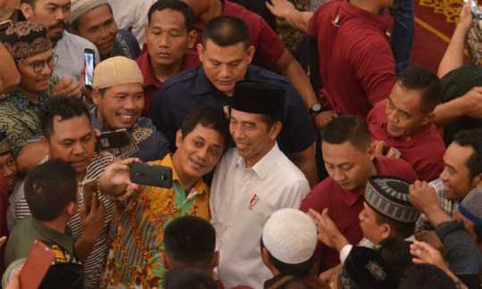 Presiden Jokowi Serahkan 351 Sertifikat Wakaf di Masjid Bani Umar, Tangsel