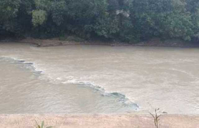Dalam Hitungan Detik Sungai Enim di Muara Enim Berubah Warna