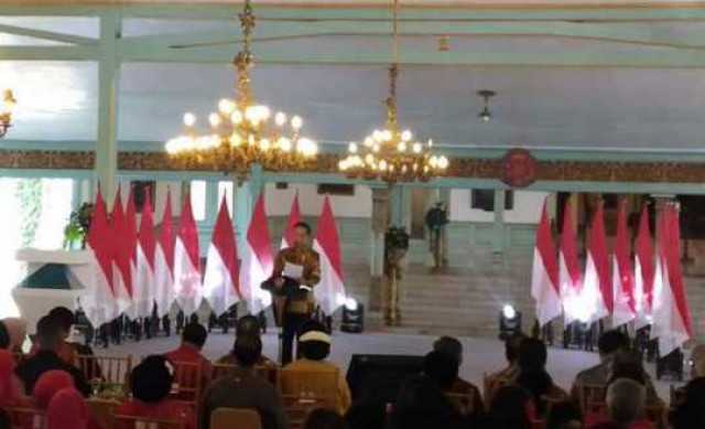 Hari Batik Nasional: Presiden Jokowi Membatik Di Pura Mangkunegaran Solo