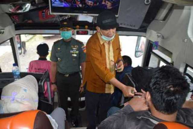 Cegah Corona, Penumpang Kendaraan Yang Masuk Banyumas Diperiksa Kesehatannya