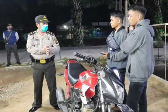 Antisipasi Penyebaran Covid-19, AKP. Mulyadi Kapolsek Belitang Gelar Razia Gabungan