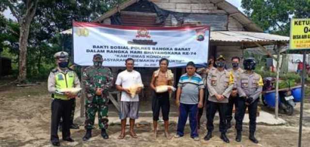 Kapolres Bangka Barat Pimpin Bansos Kepada Masyarakat Yang Terkena Dampak Covid 19