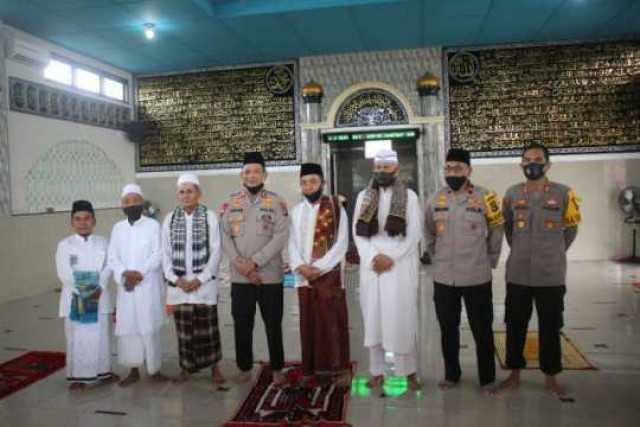 Kapolda Kepulauan Bangka Belitung Bagikan Sembako pada Warga Parit Tiga