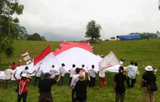 Dihadiri Bupati Serang, Solmet Bentangkan Bendera Merah Putih Sebesar 500 Meter Persegi