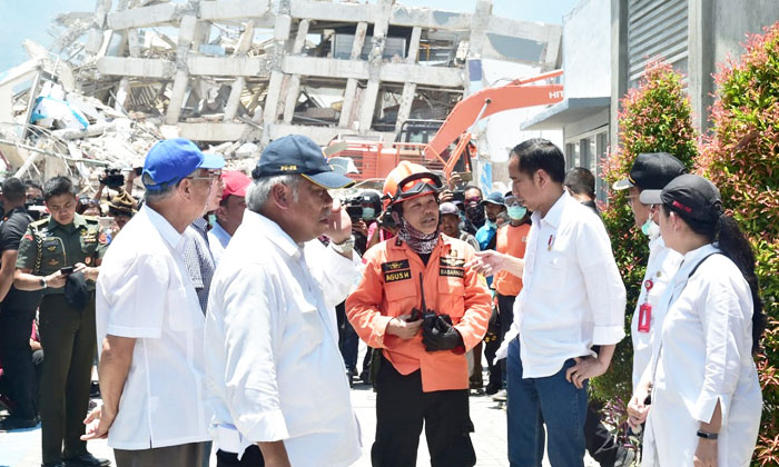Tinjau Hotel Roa-Roa dan Donggala, Presiden: Kita Akan Selesaikan Evakuasi Korban Gempa
