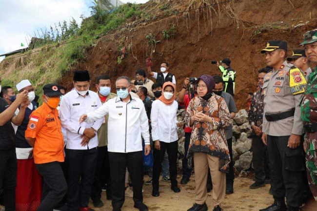 WABUP Kab. Sukabumi Mendampingi MENSOS Tri Rismaharini Menyalurkan Bantuan Kepada Korban Bencana Longsor Di Desa Pasir Datar Indah Kec. Caringin Kab. Sukabumi