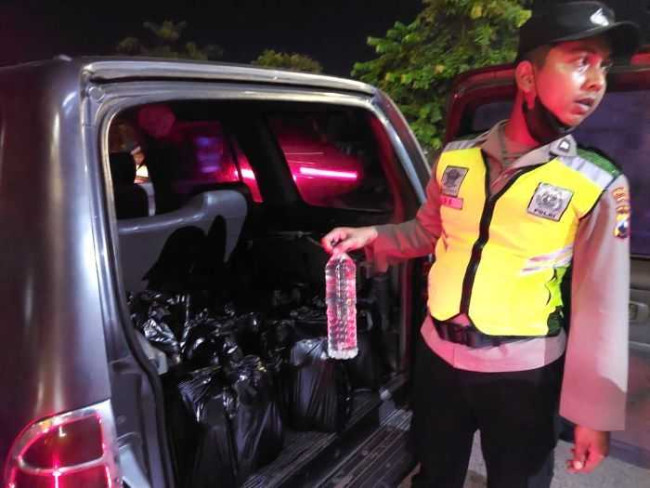 Mobil Panther di Hentikan Saat Melintas Jalan Raya, Puluhan Liter Ciu Diamankan Jajaran Polres Wonogiri