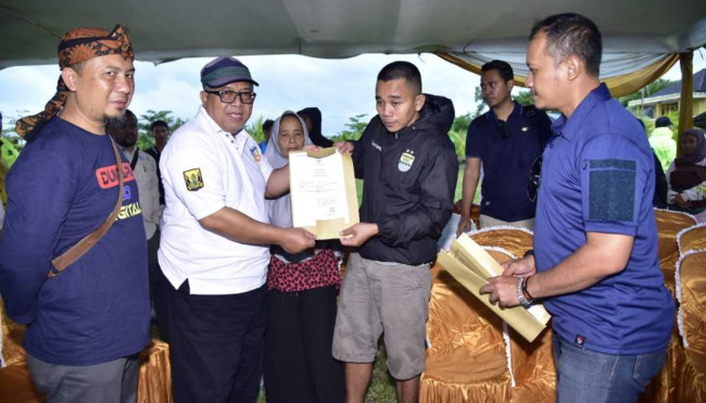 Penyerahan Dokumen Kependudukan Secara Simbolis Oleh Bupati Kab. Sukabumi Untuk Warga Kec. Ciemas Pada Giat Geopark Spektakuler