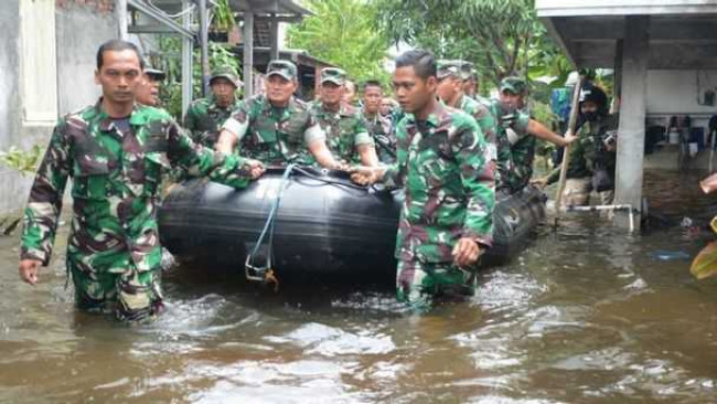 Pangdam Diponegoro Menyisir Banjir Semarang dengan Perahu Karet