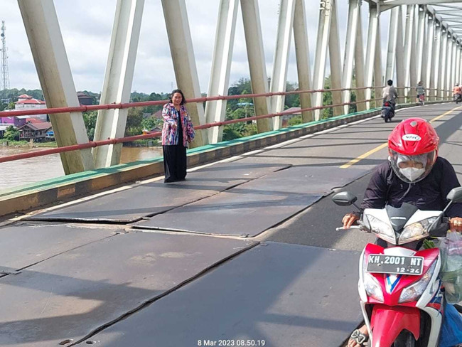 Hati-hati! Lubang di Jembatan Sungai Katingan Banyak Makan Korban