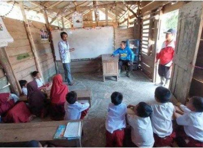 Kunjungi SD Filial Di Desa Sukabumi, Disdikbud OKU Timur Beri Beasiswa Dan Seragam Kepada Siswa