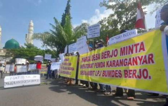 Kantor Bupati Karanganyar Di Geruduk Warga, Kisruh Soal BUMDes Berjo ...