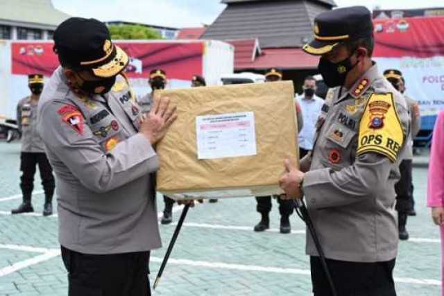Tiba Di Polda Kalsel, Bantuan  Polda Jatim Dan Bhayangkari  Langsung Didistribusikan