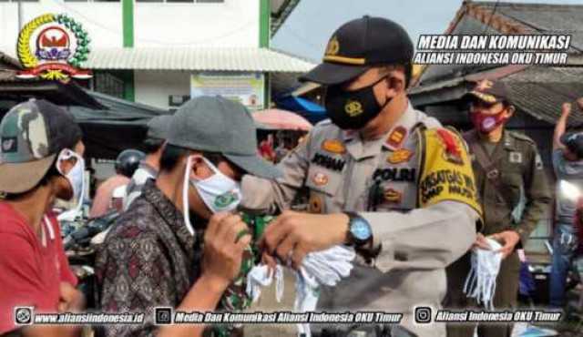 Cegah Penyebaran Covid 19 TNI - POLRI Dan Pemkab OKU Timur Bagikan Ribuan Masker Kepada Warga