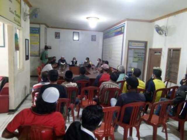 Masyarakat Geram, Gagal Mediasi Oknum Kades Tenjolaya Cicurug Diamankan Polisi