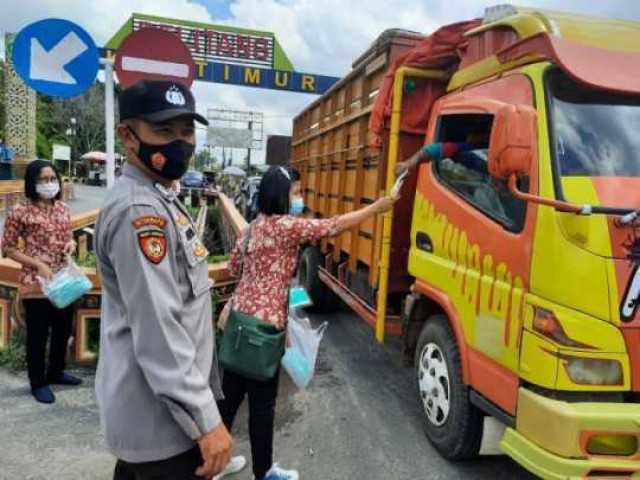 Peringati Harlah, PPNI OKU Timur Bagi 1700 Masker Gratis