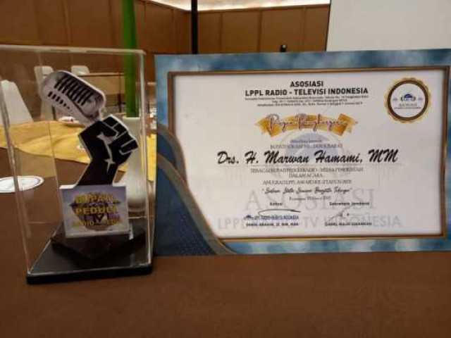 MANTAPP..!!! Bupati Sukabumi Terima  Penghargaan LPPL Award 2021 
