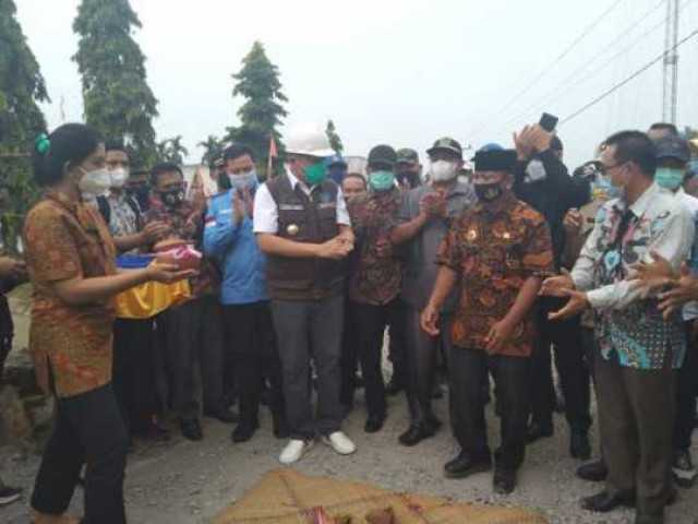Bupati OKU Timur Louncing Rehab atau Pemeliharaan Jalan di Sumber Harjo Buay Madang Timur