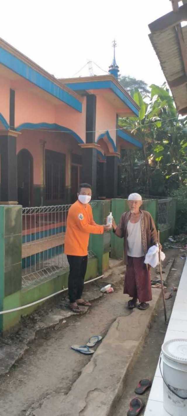 Pelaksanaan Kegiatan Penyemprotan Disinfektant Dan Pembagian Hand Sanitizer Oleh Desa Sukatani Kec. Parakansalak