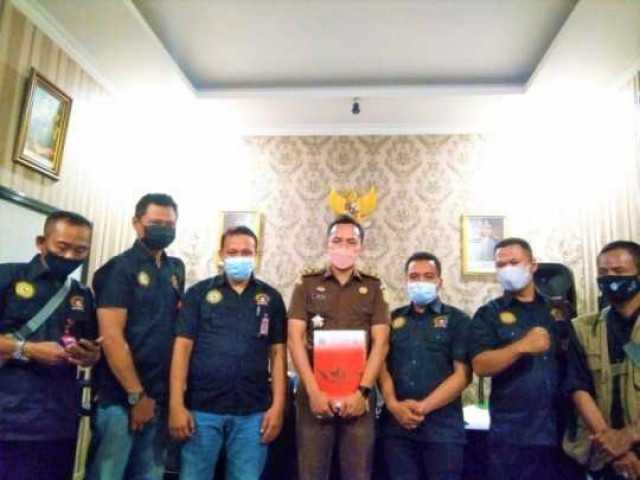 MENINDAKLANJUTI PELAPORAN DUGAAN  PENYALAHGUNAAN WEWENANG DAN ANGGARAN DESA