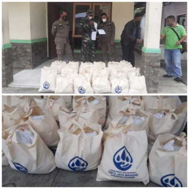 PERUMDA PT. Tirta Jaya Kab. Sukabumi Membagikan Paket Sembako Untuk Warga ISOMAN
