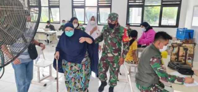 Koptu Rohiman Babinsa Koramil 01 Teluknaga Bantu Manula Lakukan Vaksin