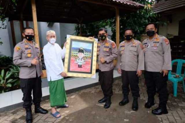 Rajut Silaturahmi, Wakapolda Banten Sowan Sesepuh ke Kediaman KH. Embay