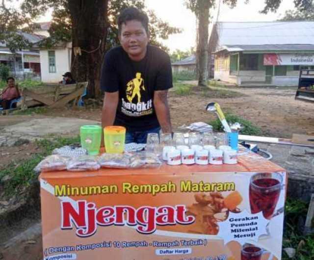 Ada Pemuda 'Njengat' di Tugu Macan