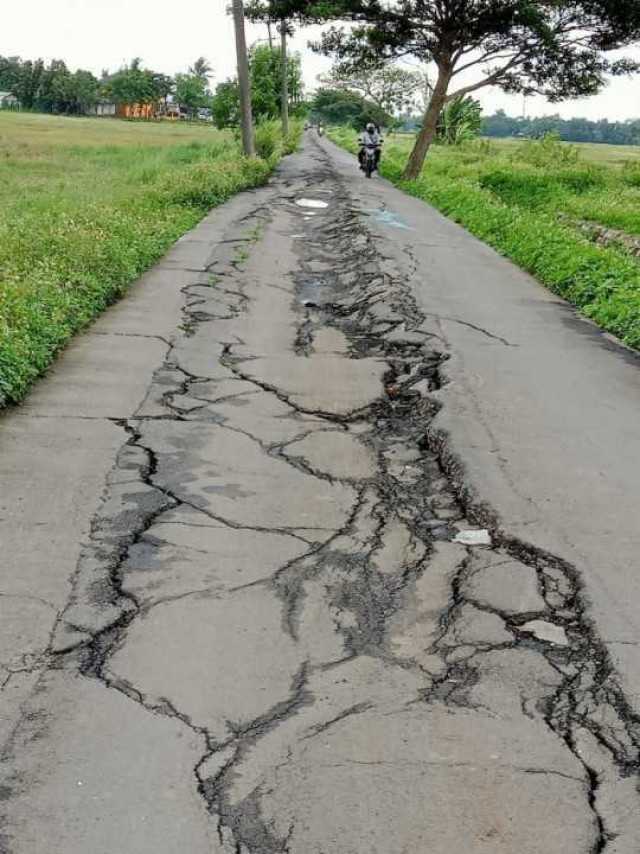 JALAN POROS DESA TALOK SEPANJANG 1900 M MENGALAMI RUSAK PARAH