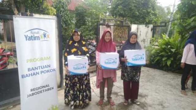 Rumah Yatim Bagikan 200 Paket Bahan Pokok Kepada Masyarakat 