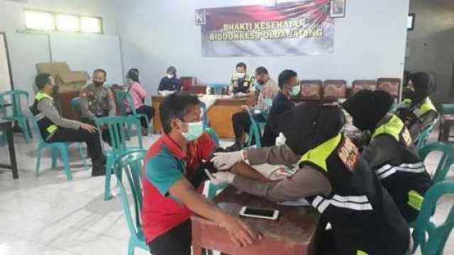 Peduli Wadas, Polda Jateng Gelar Bakti Kesehatan. Puluhan Warga Berobat Gratis
