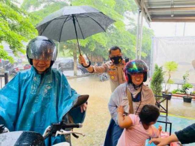 Diguyur Hujan , Kapolres Pangkalpinang Sapa Anak di Warkop Temu Kopi