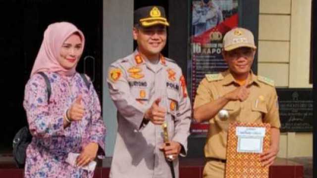Yaser Arafat Camat Madang Suku II, Terima Penghargaan Dari Kapolres OKU Timur