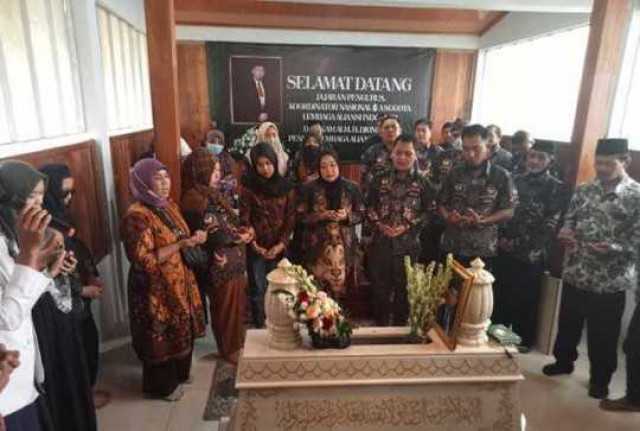 Ziarah Bersama ke Makam Pendiri Lembaga Aliansi Indonesia, H. Djoni Lubis
