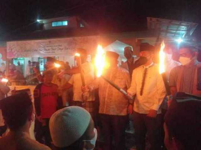 Menyambut Kedatangan Bulan Suci Ramadhan 1443 H,Ribuan Warga Daya Baru Gelar Pawai Obor Keliling Kampung