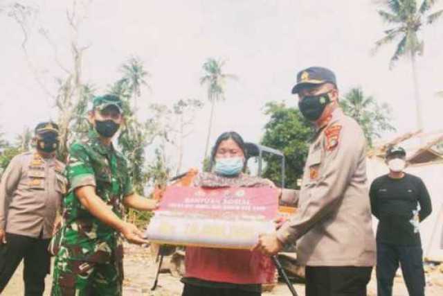 Danrem 045/Gaya Bersama Kapolda Babel Menyerahkan Bantuan Sosial Kepada Korban Bencana Alam Puting Beliung