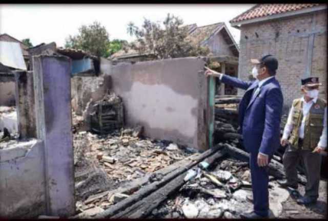 Bupati OKU Timur Berikan Bantuan Kepada Korban Kebakaran Warga Negeri Agung