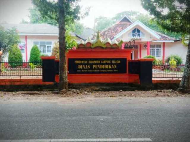 Kadis Lamsel Menghindar Lewat Pintu Samping Saat Hendak di Konfirmasi LKPJ Dana Bos