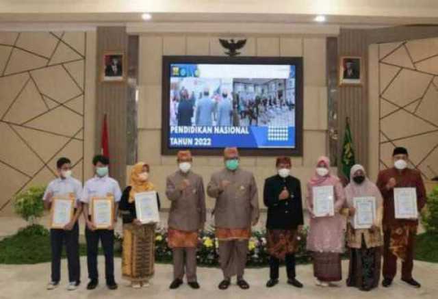 Bupati Sukabumi Berikan Penghargaan Kepada Hafidz Qur''an Usai Upacara Hadiknas 2022