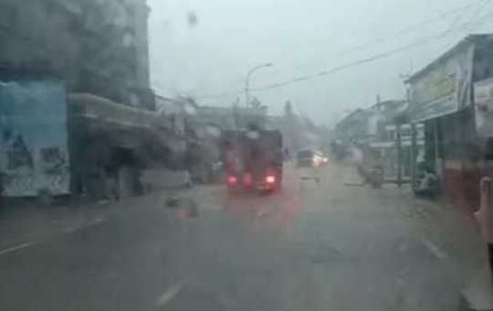 Jalan Bayah - Cikotok Tergenang dan Arus Cukup Deras, Dampak Tambang Ilegal