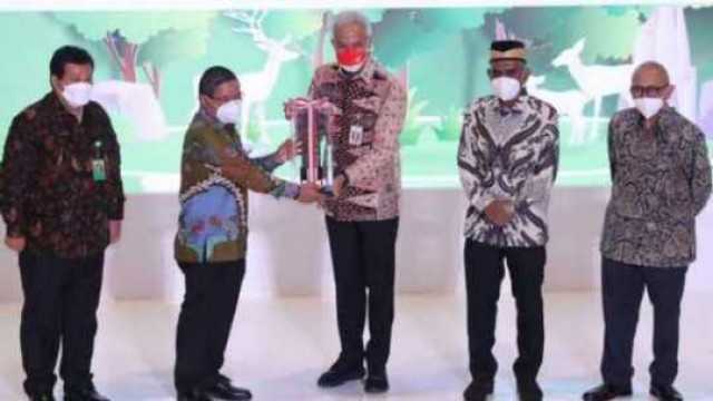 Ganjar Pranowo Terima Penghargaan Green Leadership dari KLHK