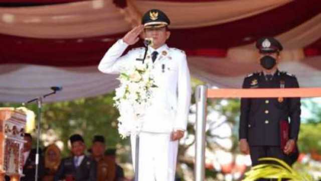 Bupati Enos Pimpin Upacara Kemerdekaan, Dilanjutkan Mengikuti Upacara Secara Virtual Dari Istana Negara