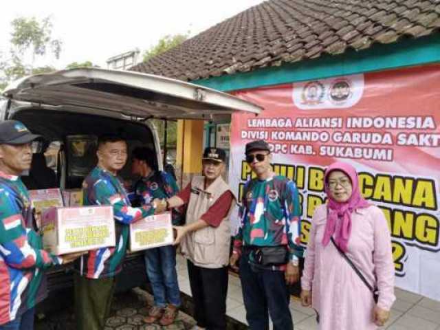 Lembaga Aliansi Indonesia KGS Kab. Sukabumi Menyalurkan BANSOS Untuk Korban Banjir Bandang Di Cikaso