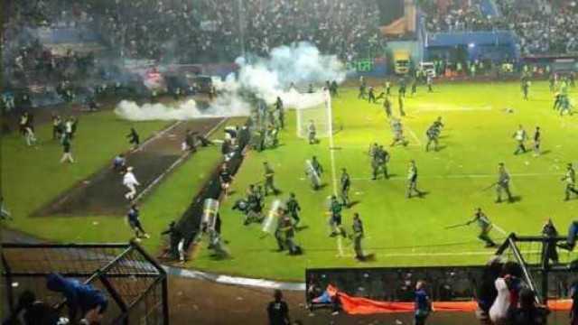Tragedi Kanjuruhan: FIFA Larang Gas Airmata, Aparat Menggunakan di Kanjuruhan