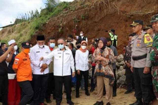 WABUP Kab. Sukabumi Mendampingi MENSOS Tri Rismaharini Menyalurkan Bantuan Kepada Korban Bencana Longsor Di Desa Pasir Datar Indah Kec. Caringin Kab. Sukabumi