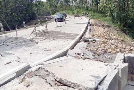 Pengguna Jalan Hati-hati..!! Tikungan Jalan Lintas Menuju Kuwu-Sragen Ambrol Longsor Kembali, Padahal Pengerjaan Proyek Baru Usai di Bangun Sebulan Lalu