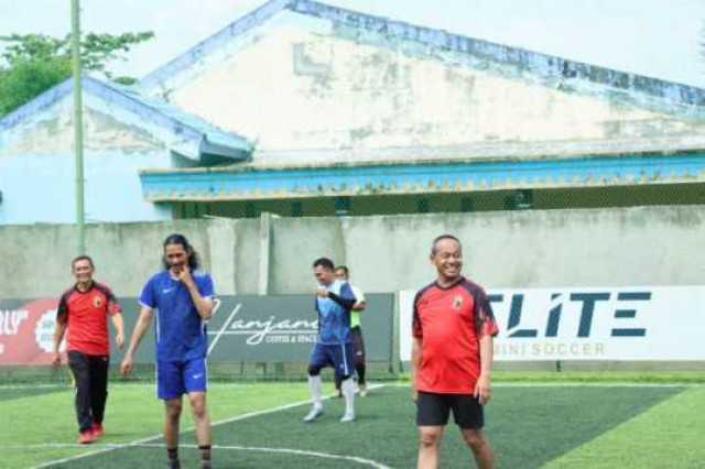 Jalin Silaturahmi, Polrestabes Palembang Gelar Pertandingan Sepakbola Bersama Wartawan 