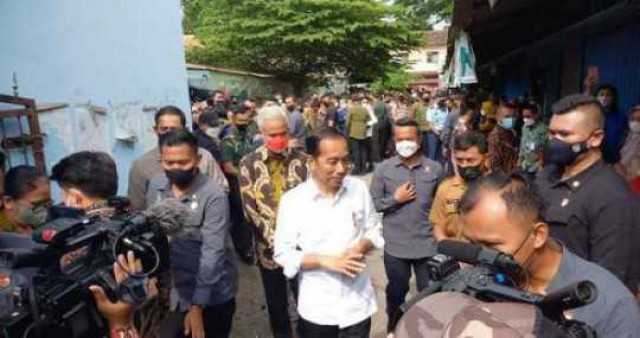Presiden Jokowi Bersama Gubernur Ganjar Blusukan di Pasar Malangjiwan Karanganyar, Ini yang di Bagikan